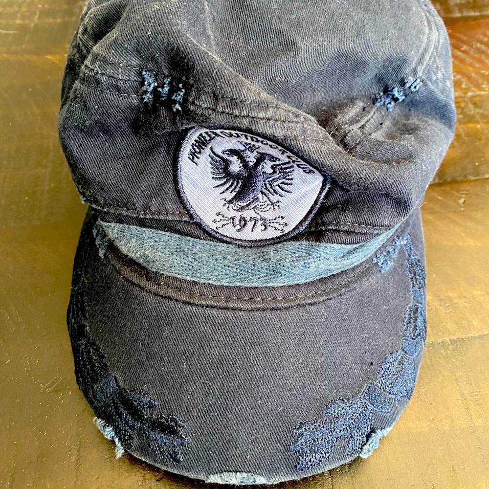 Army style cap in size medium, blue, unisex.